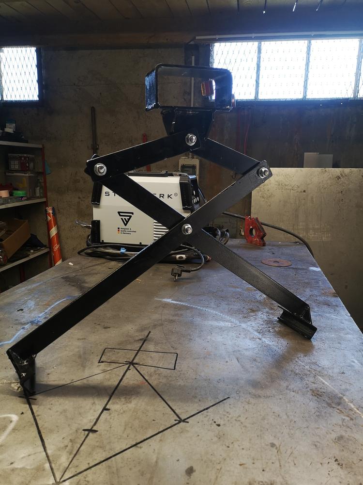 Pièce en acier en ciseaux en cours de fabrication à l'atelier